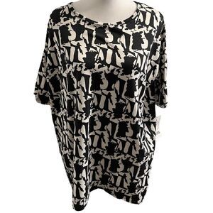 LuLaRoe NWT Disney Queens cute T-shirt that runs big